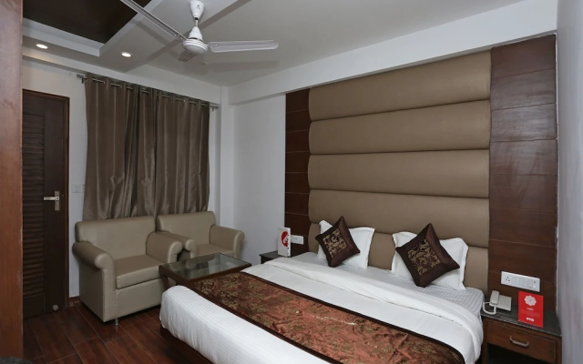 OYO 15210 Hotel Aashna