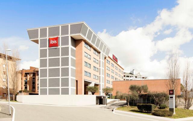 Отель Ibis Roma Fiera Италия, Рим - отзывы, цены и фото номеров - забронировать отель Ibis Roma Fiera онлайн вид на фасад