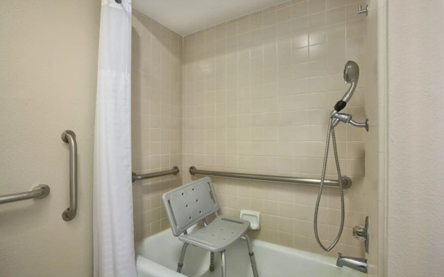 Red Lion Inn & Suites Lemoore