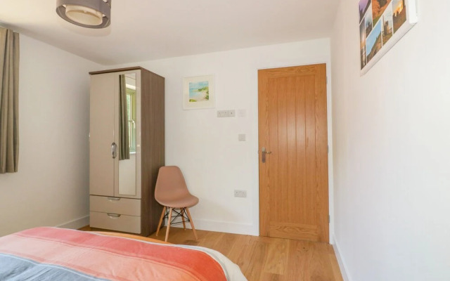 2 Merlin Lodge