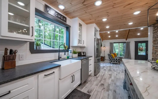 Sugar Hill Newly Remodeled includes Fully Supplied Kitchen and Hot Tub by RedAwning