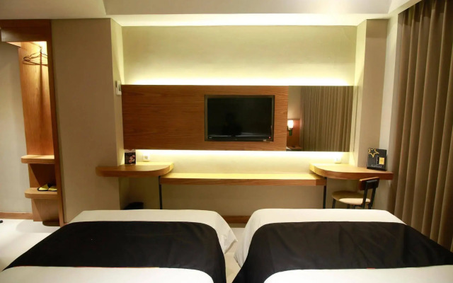 Yellow Star Ambarukmo Hotel