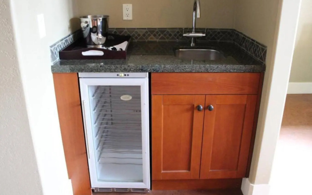 Luxury Penthouse Suite -1650ft² - 3 King Suites