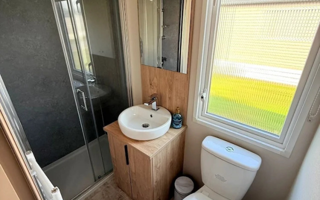 Cabin Sleeps 6 With Parking and Balcony