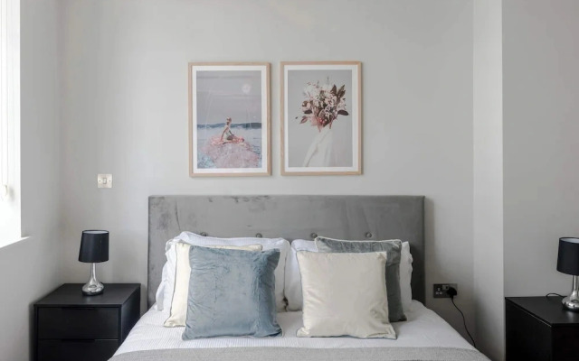 The Eyre Suite Three - Farringdon - by Frankie