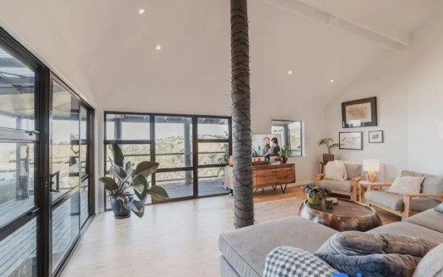 The Ultimate Cecil Wood Stay - Hot Tub, BBQ & View
