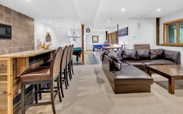 Majestic Lodge Retreat Amenities & Views
