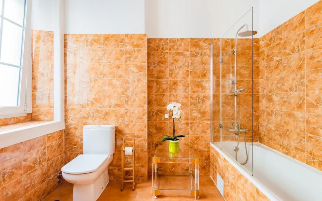 Bright & Beautiful Top Floor Graça Flat