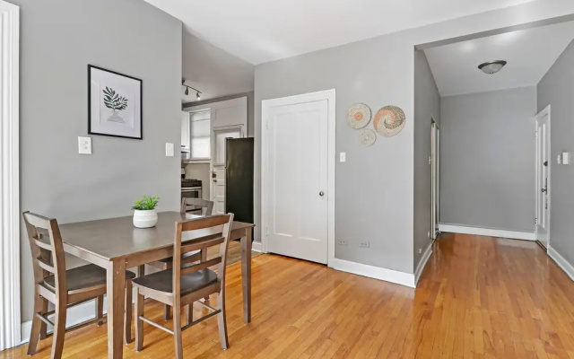 3BR Sunny and Spacious Apt in Lakeview