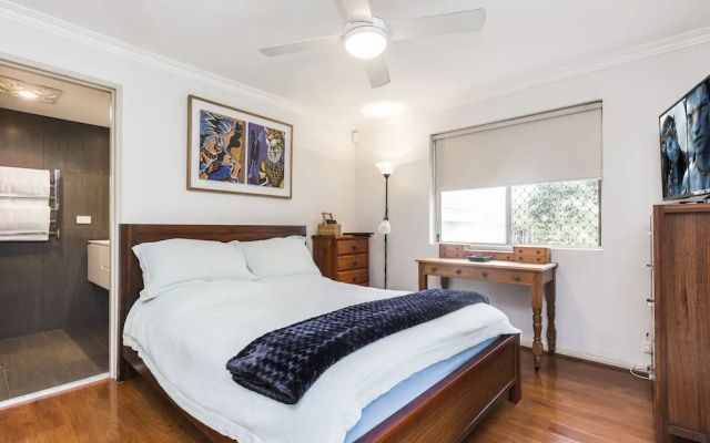 Coogee Beach With AC Close To Beach And City