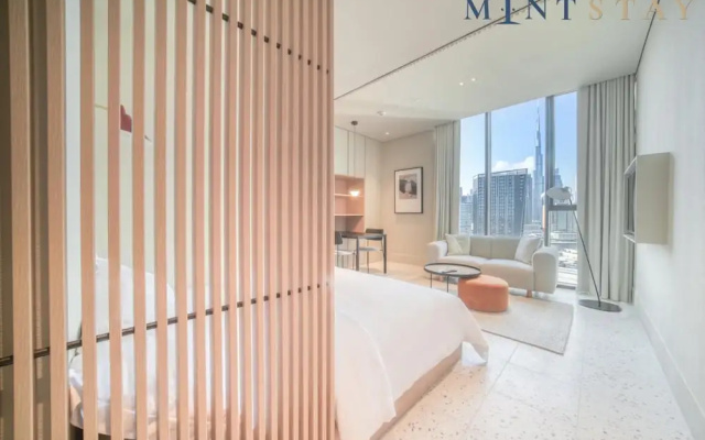 Chic Studio w Panoramic Burj Khalifa Views