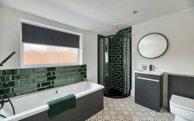 Three Bed Apartment by Guestz
