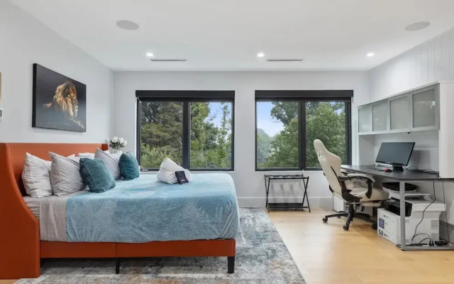 Luxury Clarendon 4-BR Homestay - McVeigh