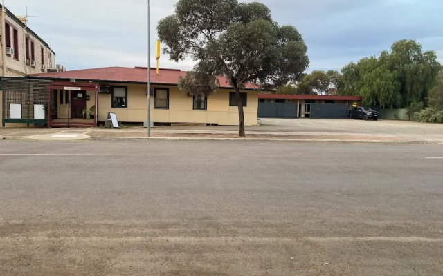 Hawker Hotel Motel