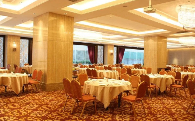 Yifeng Business Hotel