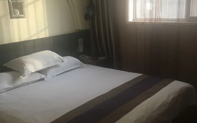 East Queen Hotel Entertainment Center