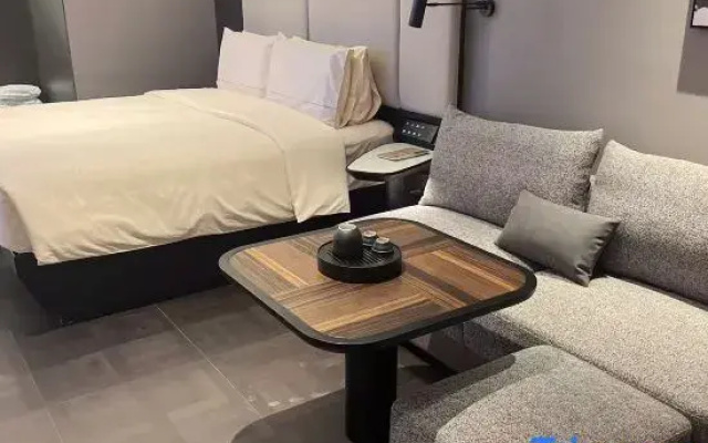 Zhuhai Jinwan Huafa Shangdu Aviation New City Atour Hotel
