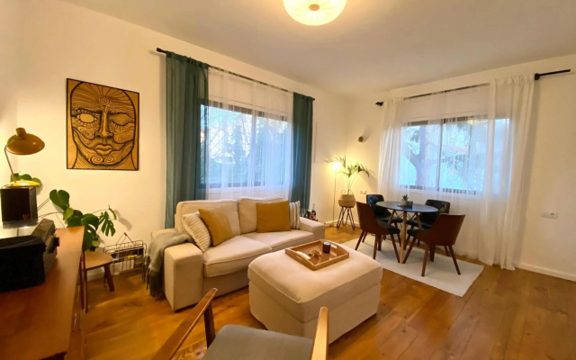 Charming apartment in a duplex with garden & balcony