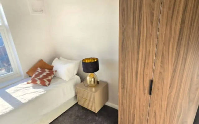 West Midlands Home - 3BR w Free Parking and Wifi