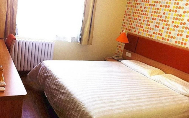 Home Inn (Xianyang Airport Weicheng District Dongfeng Road)