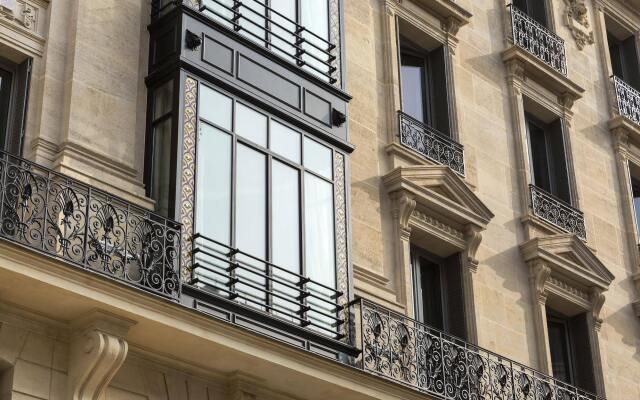 Отель La Clef Tour Eiffel вид на фасад