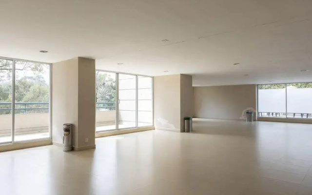 Sunny and Spacious PH Near Santafe Shopping Mall