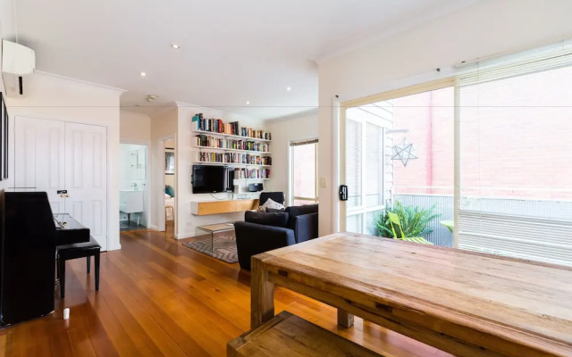 KIM, 2BDR West Melbourne Apartment