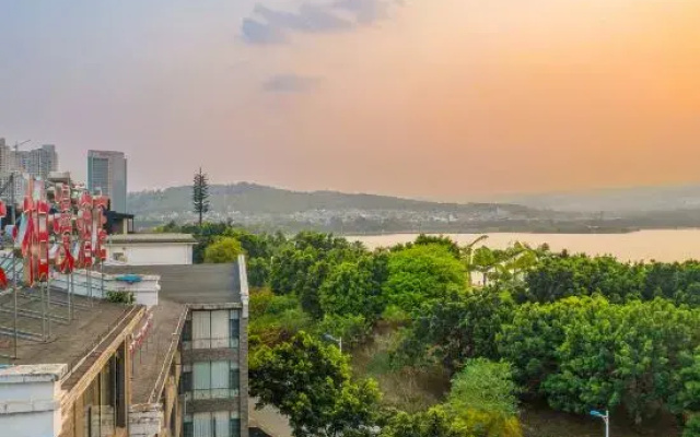 Huquan Bund Hotel