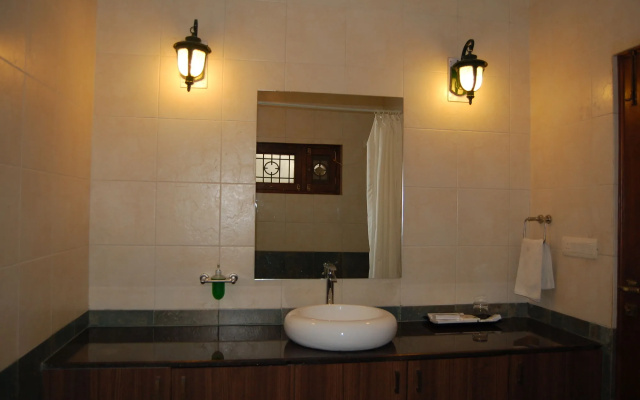 The Colonial Manek Manor