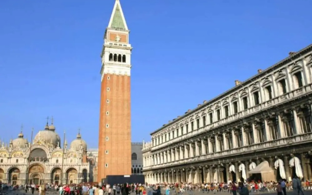 Swanky Apartment in Venice near Enjoy Bowling Alley