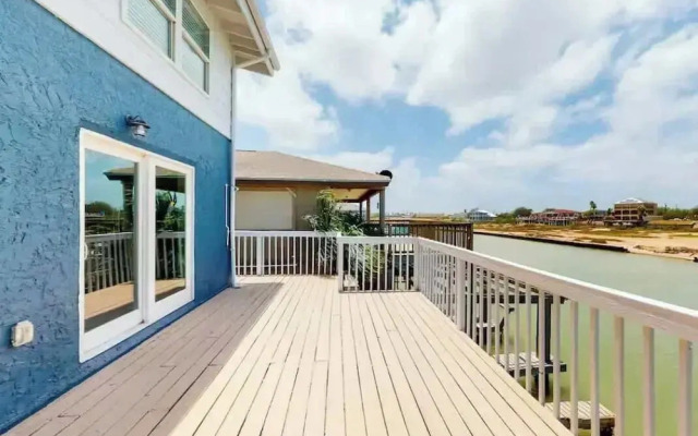 Cozy Waterfront With Deck