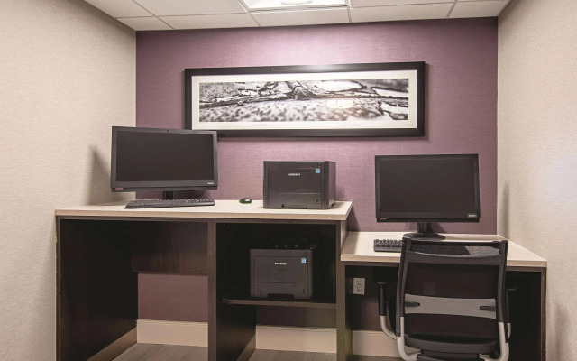 La Quinta Inn & Suites by Wyndham Portland DT/Maine Med