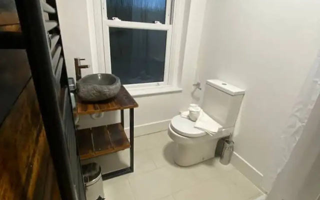 Stylish 2BR Serviced Apartment in Bedford Centre 4