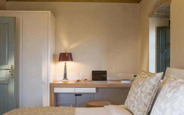Moni Emvasis Luxury Suites