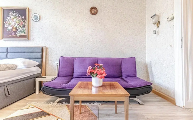 Stylish 2BR Apt Garden Modern Comforts
