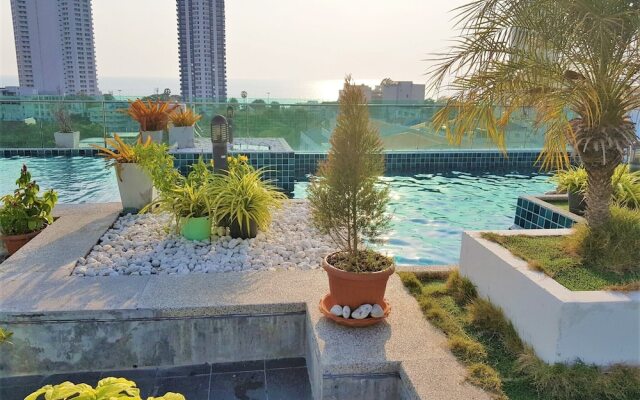 Fantastic Roof top Pool! 0