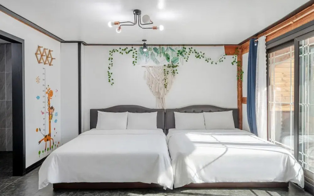 Gyeongju Palace Hanok Kids Pool Villa