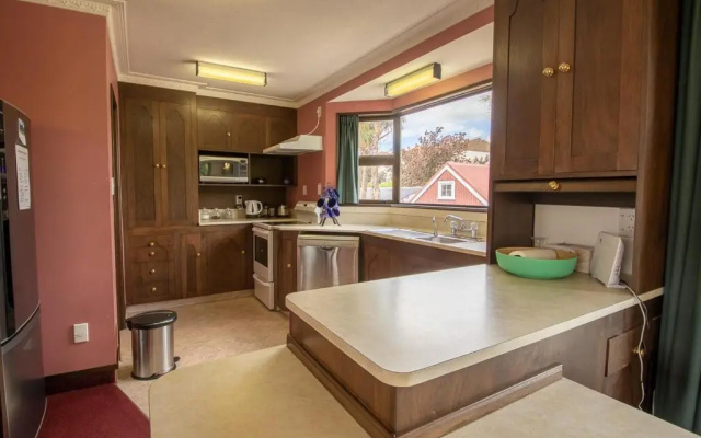 Redcliff House - Te Anau Holiday Home