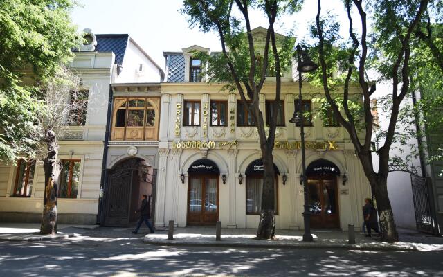 Grand Hotel Luna Тбилиси вид на фасад
