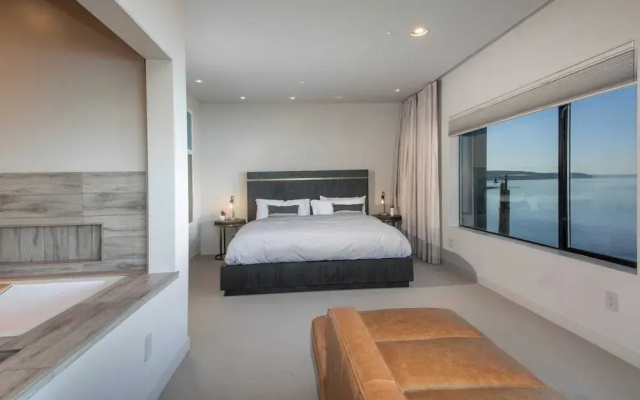 Langley Waterfront Condo by Avantstay A+ Views