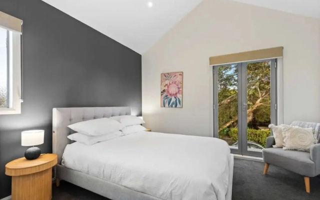 Chic 2-bed Home By Bustling Shops