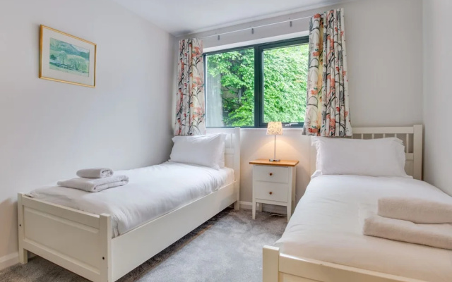 Luxurious Holiday Home With Private Garden at Chapel Stile