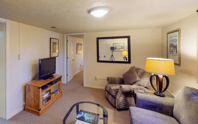 Elati Guesthouse: Walkable Home in Arts District