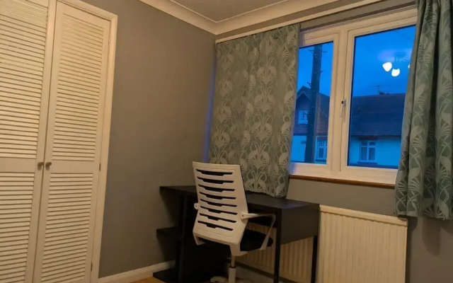 Central Large House close to Heathrow