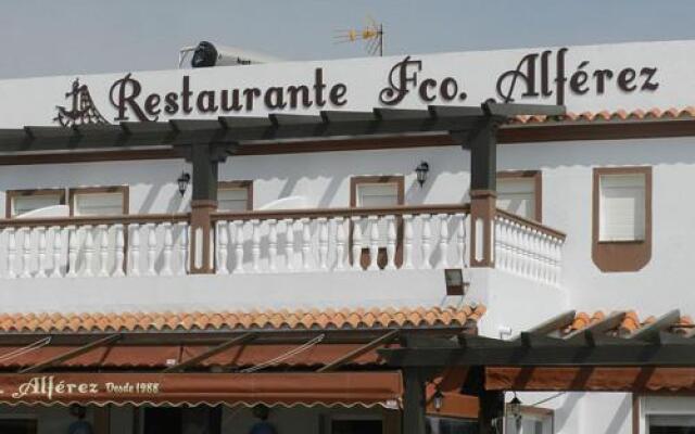 Отель Hostal El Alferez Испания, Вехер-де-ла-Фронтера - отзывы, цены и фото номеров - забронировать отель Hostal El Alferez онлайн вид на фасад
