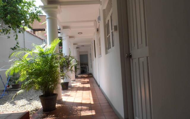 Отель Araliya Villa Fort вид на фасад