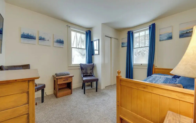 Explore the Poconos! Cozy Creekside Cabin w/ Patio