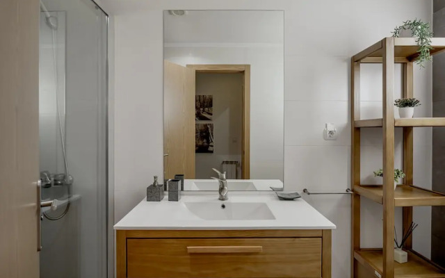 Carcavelos Bright Modern Apartment by Homing
