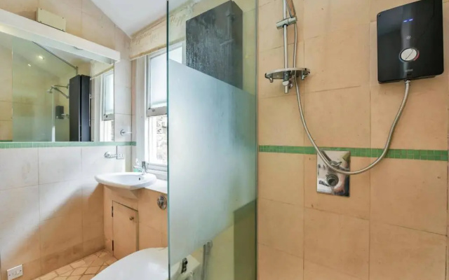 Groves 4 Bedroom, Shepherds Bush