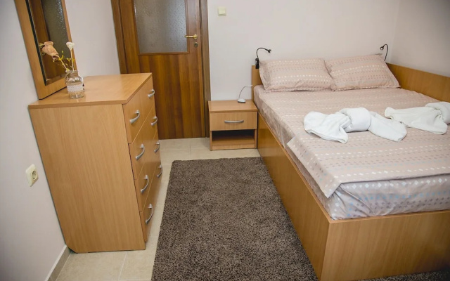 FM Deluxe 2-BDR Apartment with Parking
